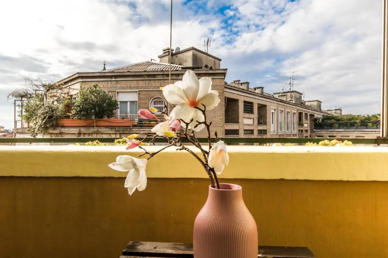 Apartment Joivy Lovely Studio For 2 With Balcony Near Duomo Milan Italy