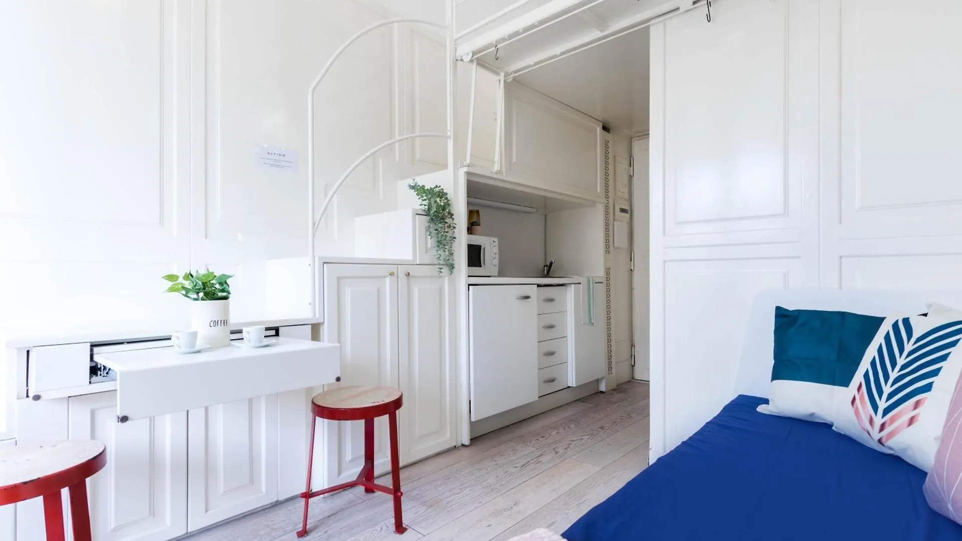 Apartment Joivy Lovely Studio For 2 With Balcony Near Duomo Milan