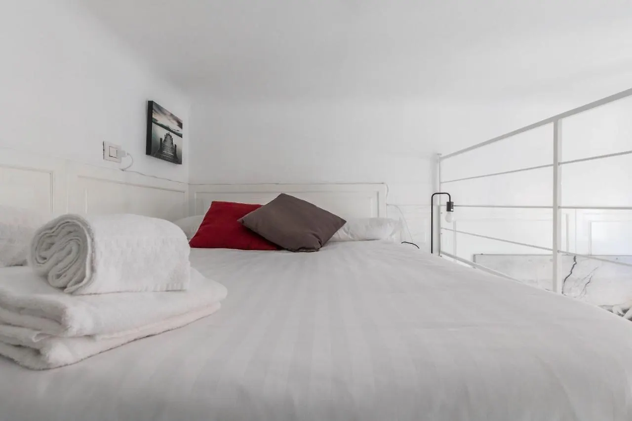 Joivy Lovely Studio For 2 With Balcony Near Duomo Milan Italy