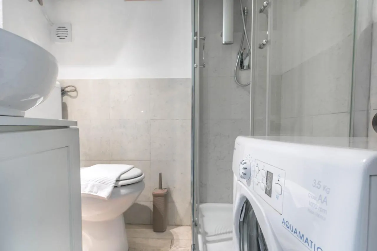 Joivy Lovely Studio For 2 With Balcony Near Duomo Milan Italy