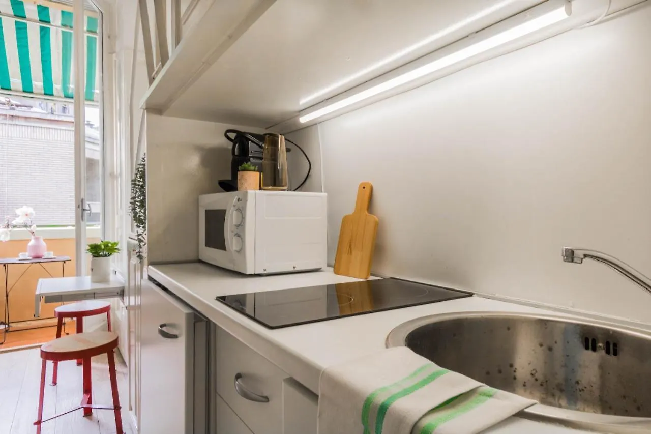 Apartment Joivy Lovely Studio For 2 With Balcony Near Duomo Milan Italy