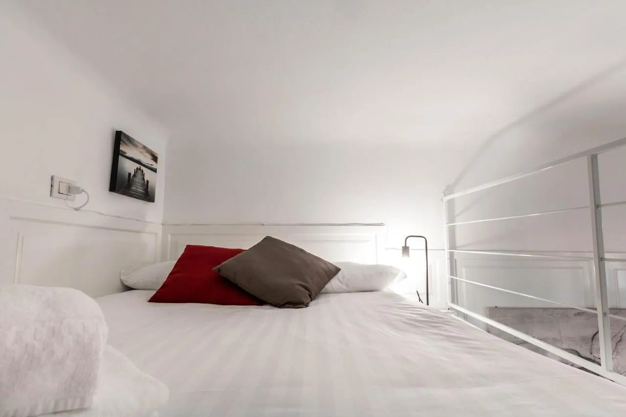 Apartment Joivy Lovely Studio For 2 With Balcony Near Duomo Milan