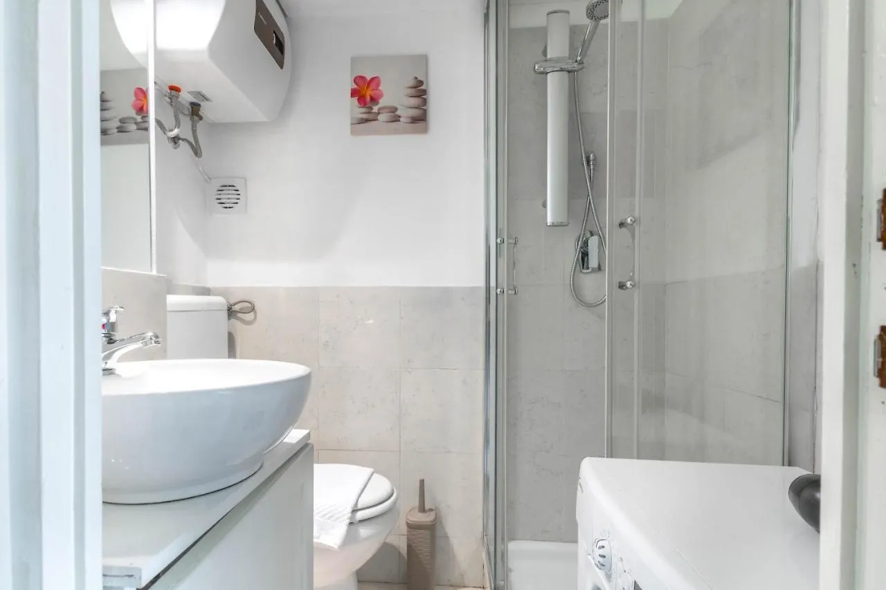 Apartment Joivy Lovely Studio For 2 With Balcony Near Duomo Milan Italy