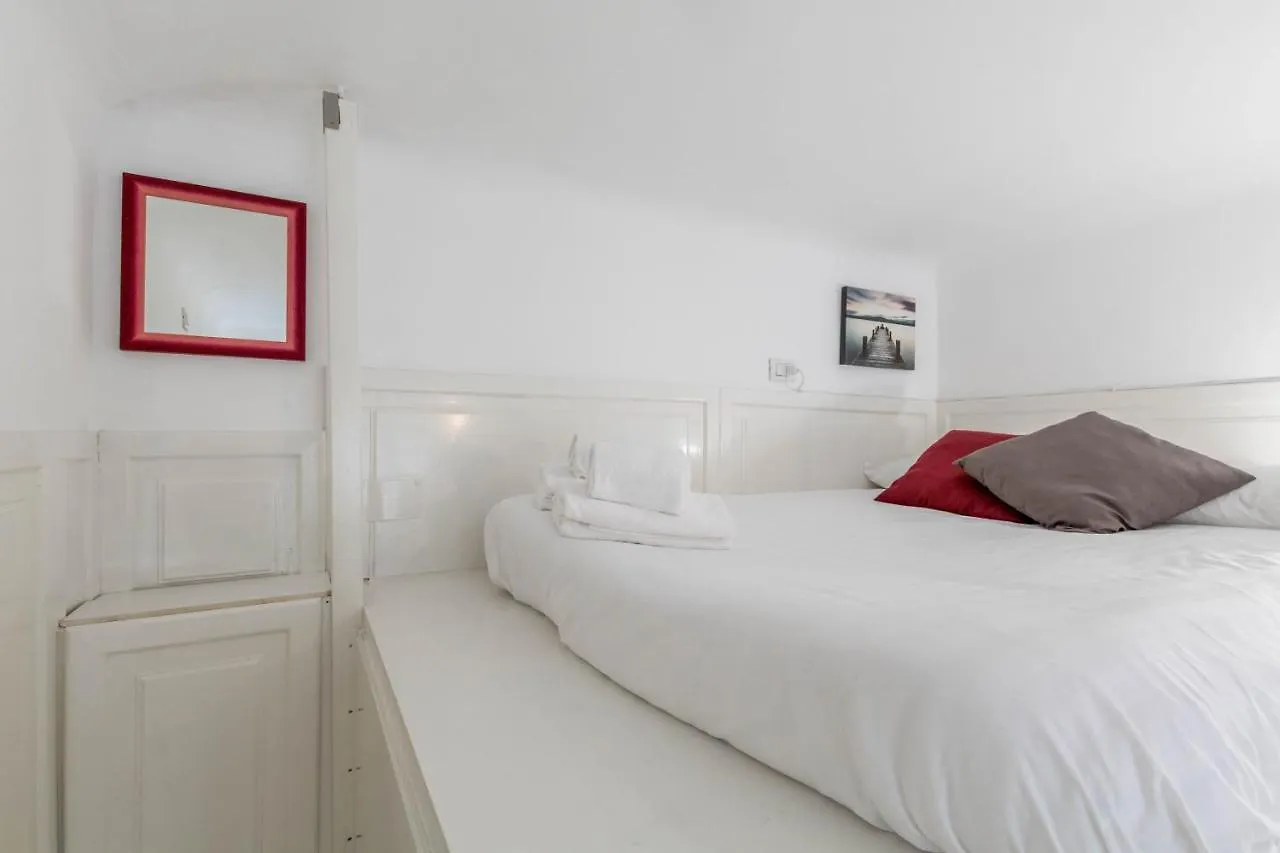 Joivy Lovely Studio For 2 With Balcony Near Duomo Milan 0*,  Italy