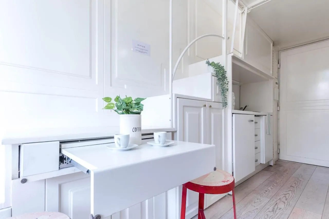 Appartement Joivy Lovely Studio For 2 With Balcony Near Duomo Milaan