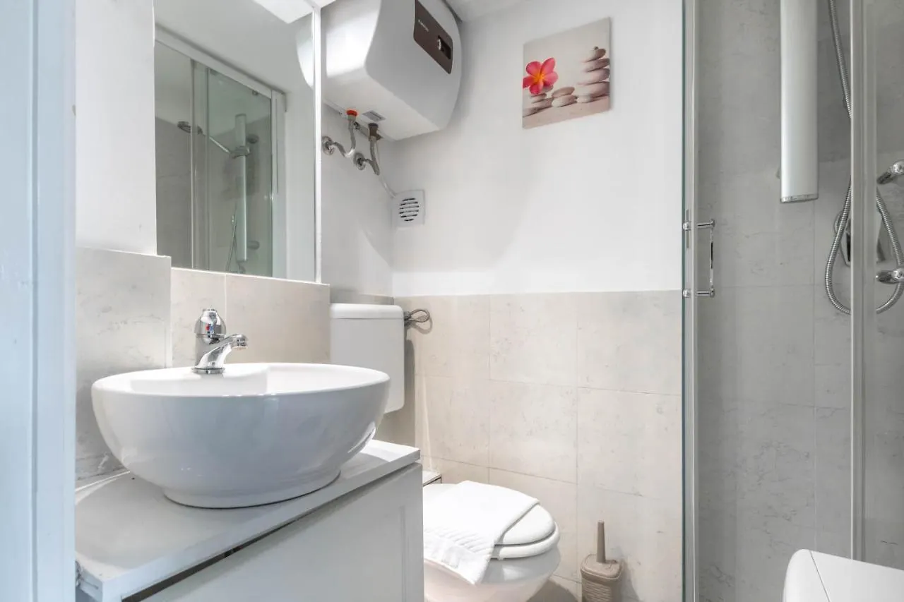 Joivy Lovely Studio For 2 With Balcony Near Duomo Milaan 0*,  Italië
